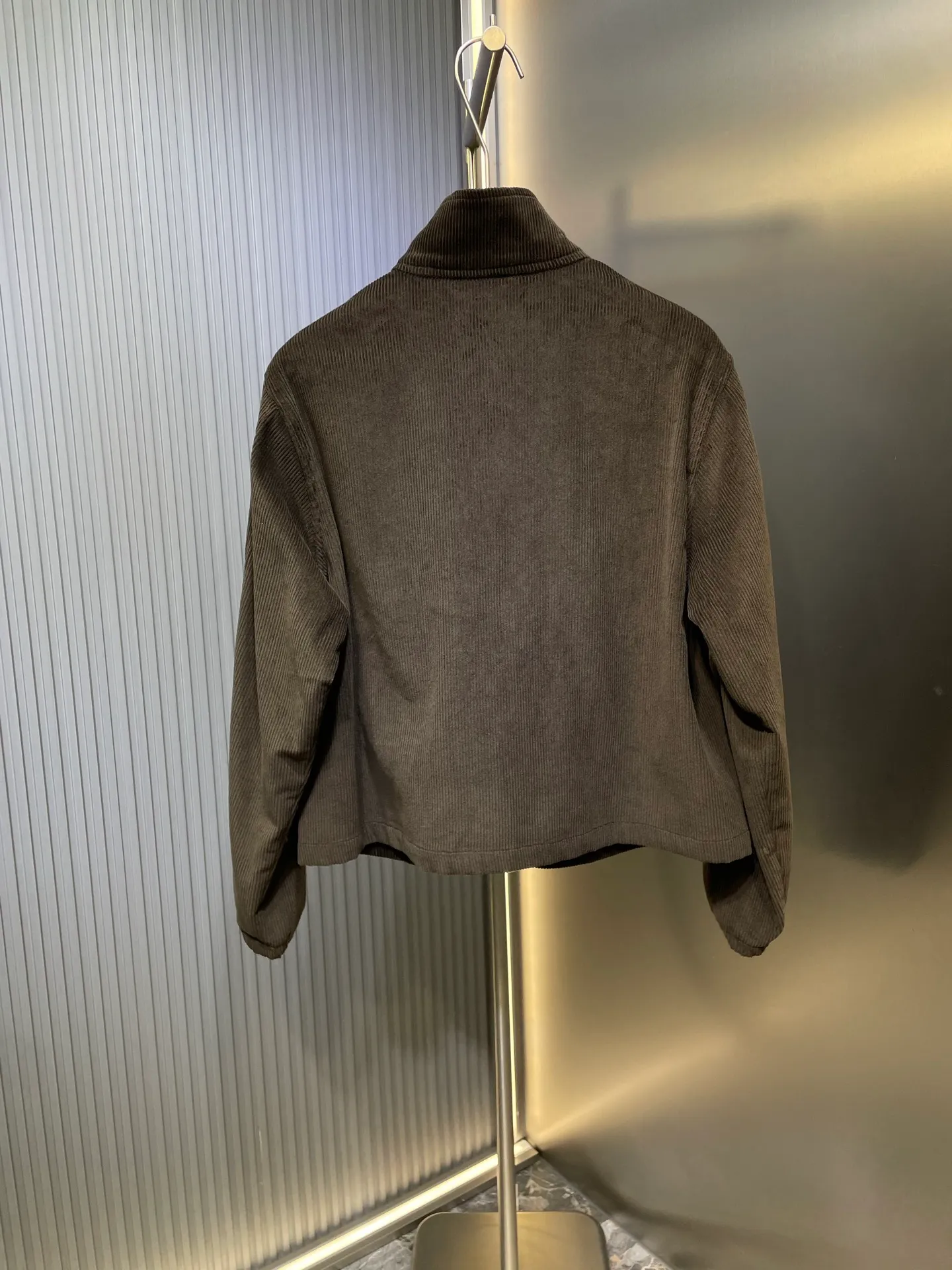 P490 Ralph La*ren 25Fw new autumn and winter retro corduroy jacket | Exclusive high-end version! Made of thick and skin-friendly corduroy fabric, it is warm and stylish in autumn and winter. The neat short version is friendly to all body shapes. It is made of retro brown and olive green fabrics with a texture that has accumulated over time. The stand-up collar design, metal zipper and iconic pony logo embroidery, and the tough tone of American retro workwear, allow this jacket to wander freely on the border between retro and classic. Every detail tells the fashion heritage of American retro.  Spot sale SML